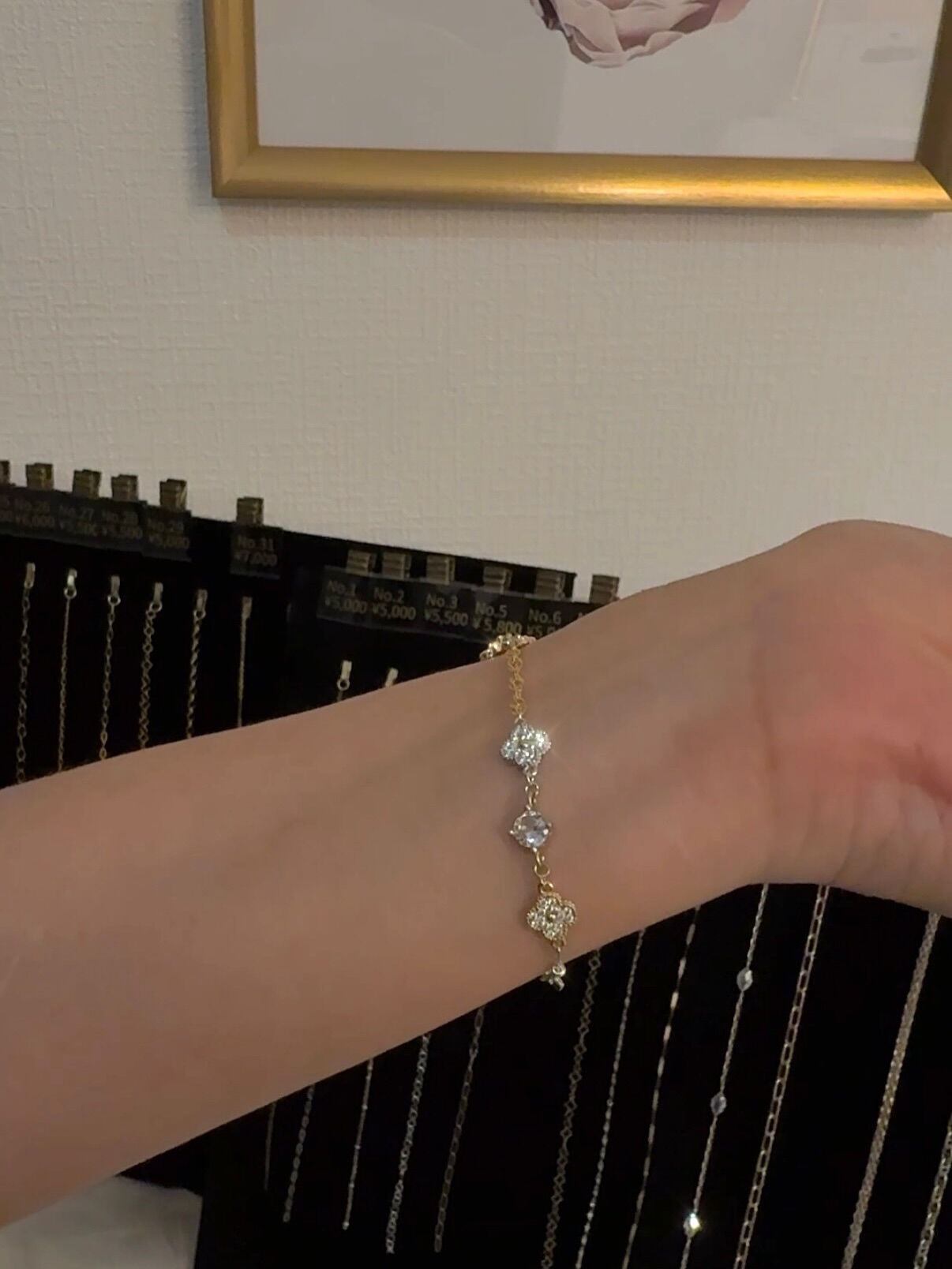 silverとgoldのチェーンとチャームを組み合わせたブレ