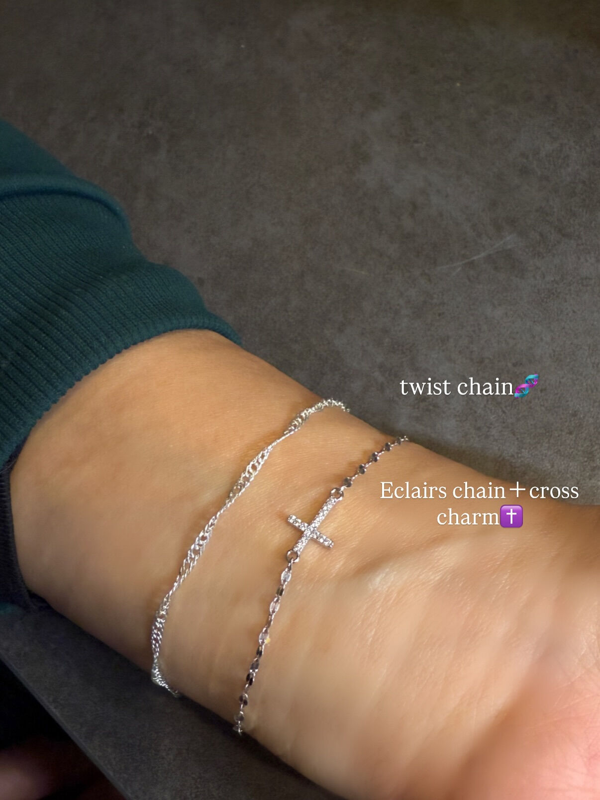 silverのクロスチャームは上品な輝きと存在感が魅力の人気