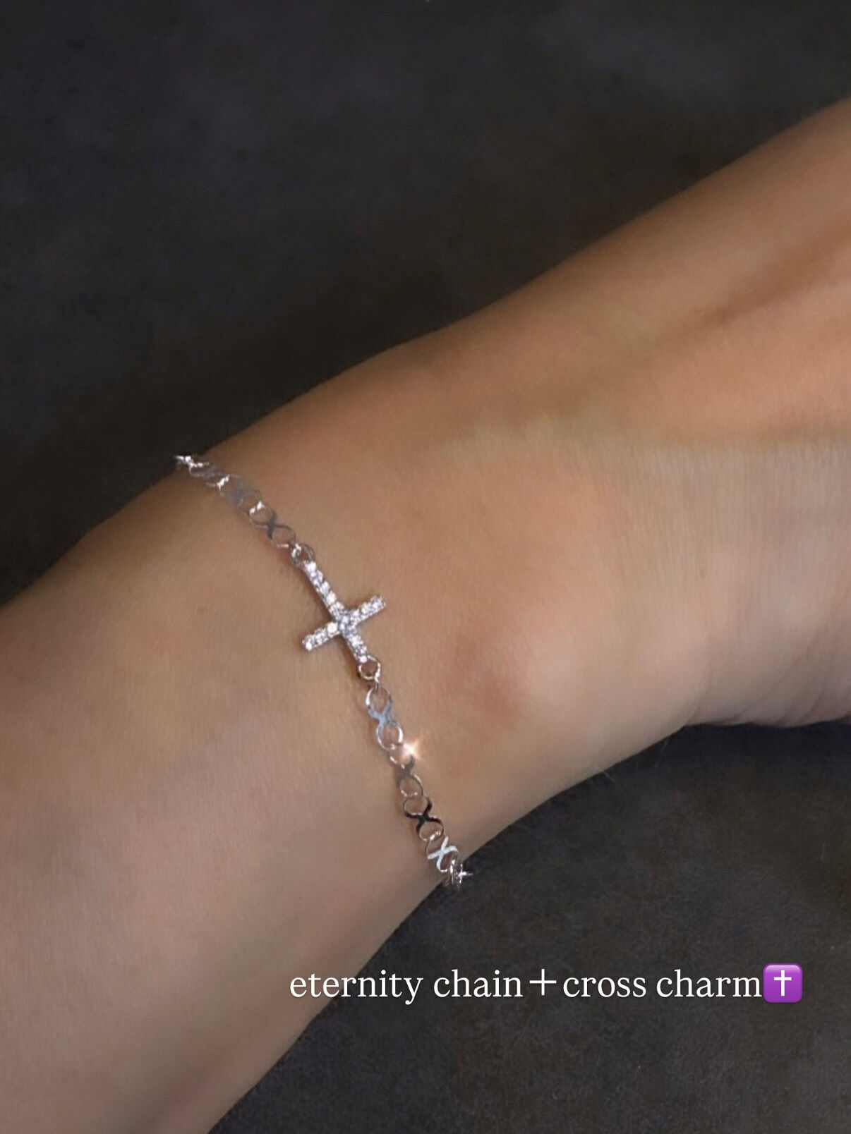 silverのクロスチャームは上品な輝きと存在感が魅力の人気